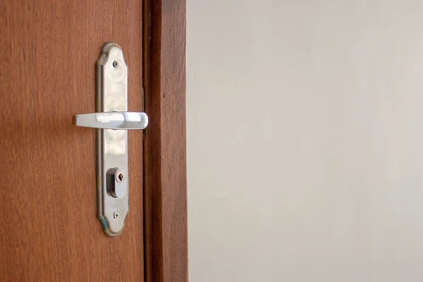 Gagang Pintu Dari Pintu Kayu Sederhana Pintu Masuk Apartemen — Stok Foto