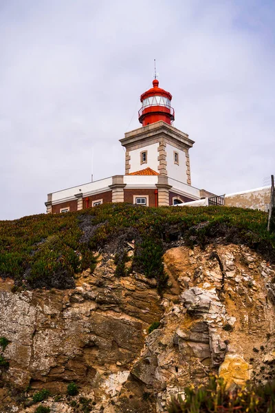 Leuchtturm Mit Roter Spitze Auf Einer Klippe — Stockfoto