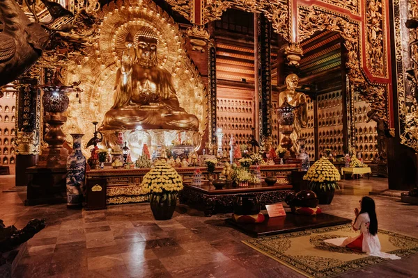 Βουδίστρια Προσεύχεται Μπροστά Από Ένα Χρυσό Βούδα Στο Ναό — Φωτογραφία Αρχείου