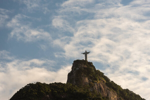Вид на статую Христа-Искупителя на вершине холма Корковадо