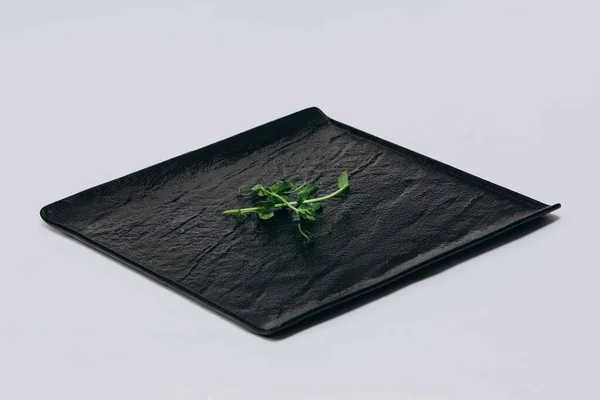 Brote Guisante Plato Negro Sobre Fondo Blanco — Foto de Stock