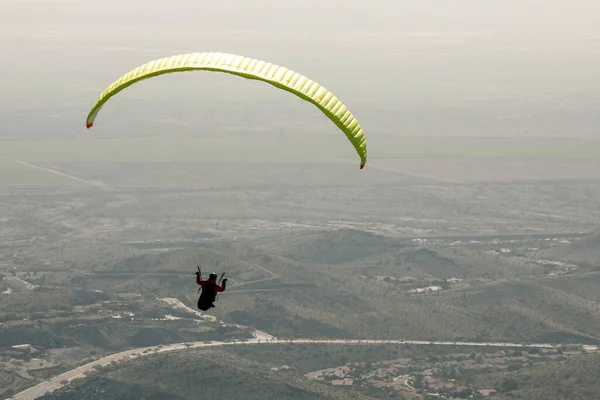 Paraglidista Letící Obloze — Stock fotografie