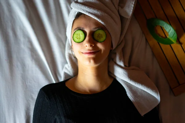 Vrouw Bed Met Twee Komkommerschijfjes Haar Ogen Home Spa Concept — Stockfoto