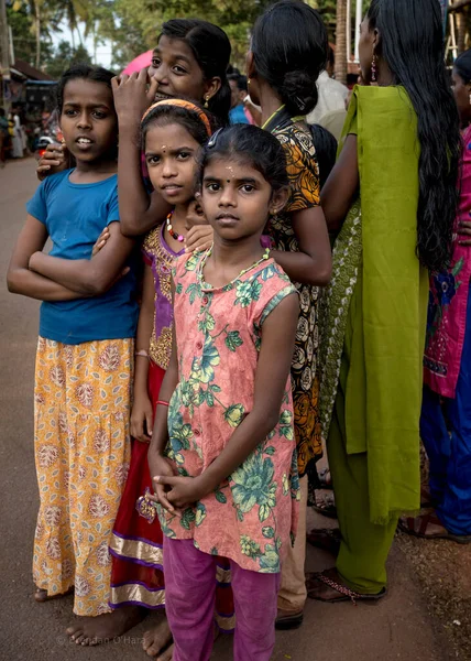 Group Young Girls Stand Close Together Look Intently Temple Festival — Stock Photo, Image