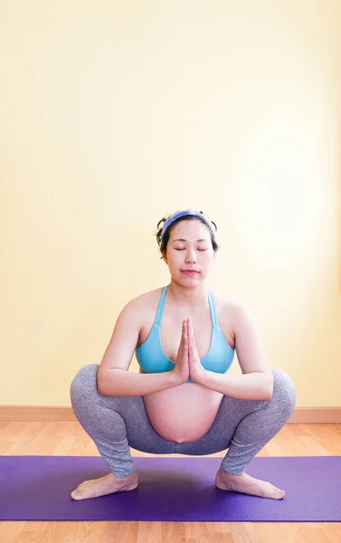 Pregnant Asian Woman Doing Yoga Exercises Mat — Stock Photo, Image