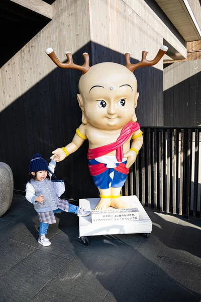 Nara Park 일본에서 공원중 하나인 나라의 중부에 공원으로 1880 설립되었다 — 스톡 사진