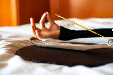 Yoga seansında tütsü yakıldı. Tütsü ve yoga konsepti.