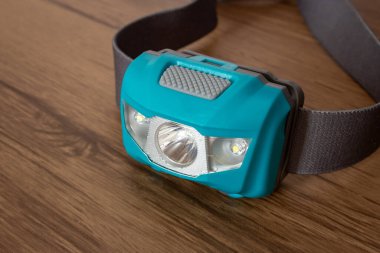 Teal, lastik kayışı gösteren ahşap bir masanın farını kapattı.