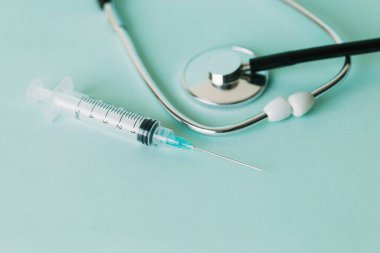 Beyaz arka planda şırınga ve steteskop. Beyazlar üzerinde izole edilmiş..