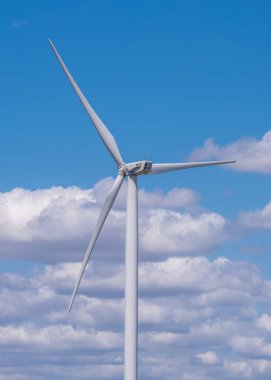 Parutino, Ukrayna 08.17.2019. Güneşli bir yaz gününde Ukrayna 'daki Antik Yunan kolonisi Olbia yakınlarında bulutlu bir gökyüzüne karşı bir ayçiçeği tarlasında rüzgar jeneratörleri.