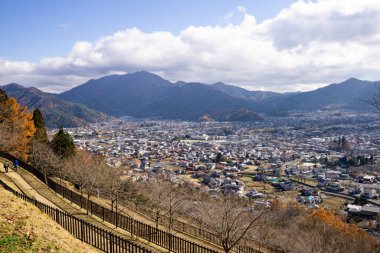 Fuji Dağı, Fujiyama ya da Fujisan olarak da bilinir, Japonya 'nın en yüksek dağı aktif bir volkandır. Doğal ihtişamı takdir etmek için bir sürü manzarayla çevrili bir alanı yönetiyor. Buraya ne kadar sık gelirsen gel her zaman bir şeyler oluyor.
