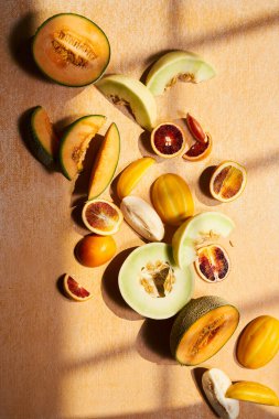 Kavun ve narenciye karışımı turuncu yüzeyde kesilip şekillendirilmiş.