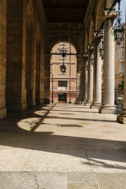 Santaluca seguro sokak binası.