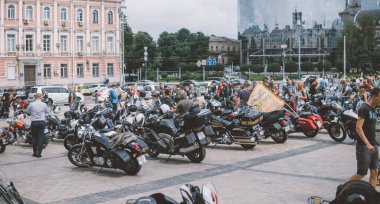 Motor fuarı, şehir caddesinde park etmiş motosikletler, ulaşım...