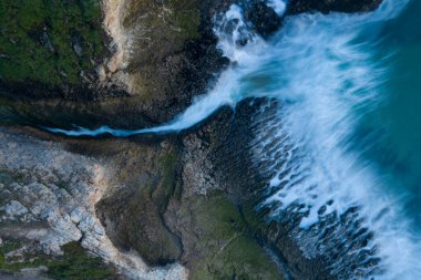 Davenport Cali 'den gelen kaya oluşumları ve kırılan dalgalar