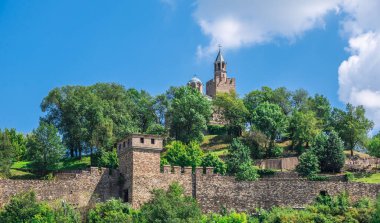 Bulgaristan 'ın Veliko Tarnovo kentindeki Çarevets kalesinin duvarları güneşli bir yaz gününde