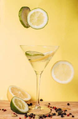 Masada bir bardak martini.