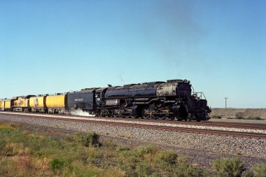 Asya 'da doğal arka planda eski tren 