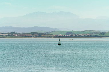 Santander Körfezi 'nde arka planda doğulu bir dağ var.
