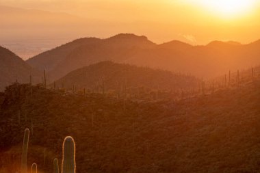 Dağların ve tepelerin ardında gün batımının manzarası