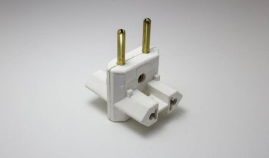 Farklı elektrik soketi standartları için plastik ve metalden yapılmış seyahat güç adaptörü