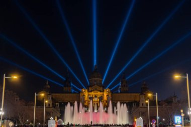 Barcelona 'daki Montjuic çeşmelerinde ışıklar ve su