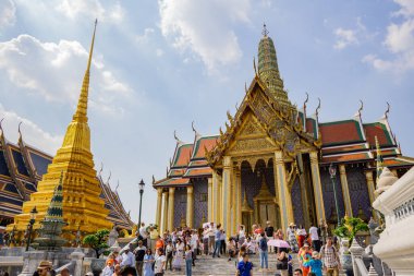 Bangkok, Tayland - 24 Aralık 2018: Zümrüt Buddha Tapınağı 1782 'de inşa edildi, Tayland' ın en kutsal Budist tapınağı, aynı zamanda güçlü bir din-siyaset sembolü ve Tayland paladyumu. Dikenli zirve tasarımı, ihtişamın kombinasyonu