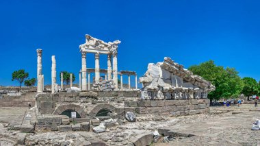 Pergamon, Türkiye -07.22.2019. Antik Yunan kenti Pergamon 'daki Dionysos Tapınağı' nın kalıntıları. Büyük boyutlu panoramik görünüm