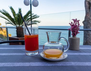 Limonlu taze limonata.