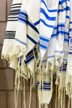 Yahudi Sinagogunda Asılı Çok Duacı Şallarının Dikey Resmi