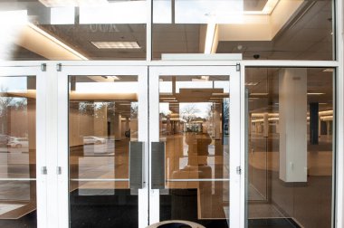 Alabama 'da kapalı bir Sears mağazasına giriş.