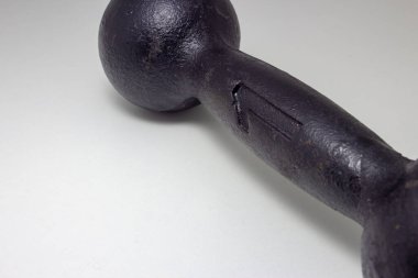 Beyaz arka planda egzersiz için 1kg beden ağırlığı