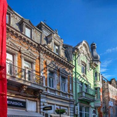 Rusçuk, Bulgaristan - 07.26.2019. Bulgaristan 'ın Ruse kentindeki eski tarihi evler, güneşli bir yaz gününde