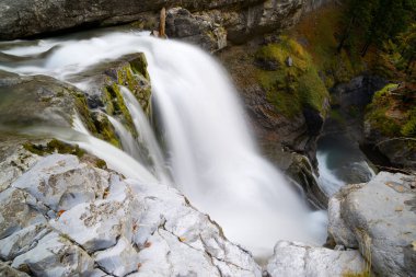 Ordesa Vadisi Ulusal Parkı 'ndaki Arazi Nehri, İspanya' daki Pireneler.