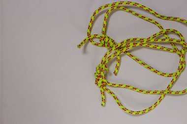 İp veya prussik yükselmesi sırasında yedek olarak kullanılan bir çift kordelet