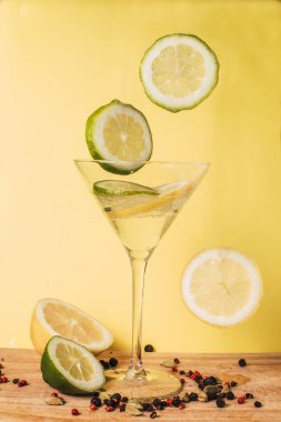 Masada bir bardak martini.