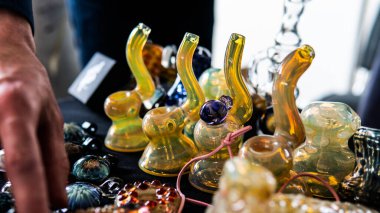 Sigara içmek için THC CBD esrar tomurcukları hazırlayın