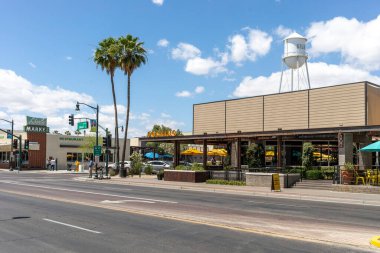 Gilbert şehir merkezi Arizona su kulesi palmiye ağaçları ve restoranlar