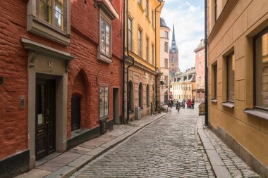 Stockholm 'ün tarihi Gamlastan şehrinin dar sokakları 