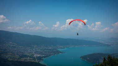 Fransa 'nın Annecy bölgesindeki Fransız Alp ve Bulutlarının Üzerinde Uçuyor