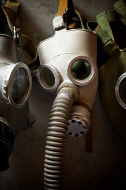 Soğuk Savaş döneminden kalma eski solunum maskeleri duvarda asılı..