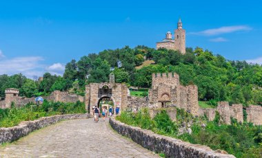 Veliko Tarnovo, Bulgaristan 07.25.2019. Güneşli bir yaz gününde Bulgaristan 'ın Veliko Tarnovo kentinde Tanrı' nın Kutsal Yükselişi Ataerkil Katedrali ile Çarevets kalesine giriş 