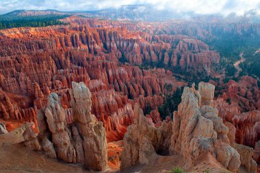 Güney Utah, ABD 'deki Bryce Canyon Ulusal Parkı üzerinde yaz gündoğumu.