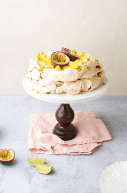 Çarkıfelek meyveli Pavlova keki, mango, limon ve muz kreması