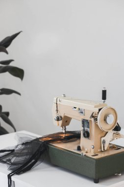 Dikiş işlemi f elbise siyah tekstil örgü yağ evde dikiş makinesi iş yerinde beyaz arka planda