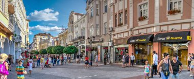 Filibe, Bulgaristan - 07.24.2019. Güneşli bir yaz gününde Bulgaristan 'ın Filibe kentindeki Knyaz Alexamder Caddesi' nde pek çok kişi