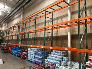 Alabama 'da bir Costco mağazasında boş raf.
