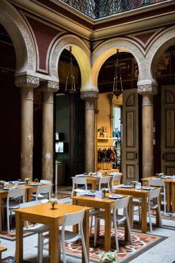 Sütunları olan eski binalarda servis edilen kafe..