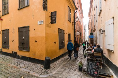 Stockholm 'ün tarihi Gamlastan şehrinin dar sokakları 