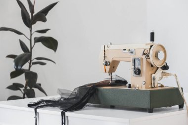 Dikiş işlemi f elbise siyah tekstil örgü yağ evde dikiş makinesi iş yerinde beyaz arka planda